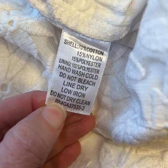 MONTEAU. WHITE DRESSY SHORTS. FLORAL LACE LIKE OVERLAY. 2.5-3” INSEAM. FEMININE - Picture 6 of 10